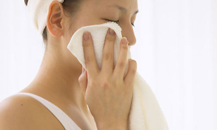 Warm Compress home remedy for ingrown eyelash